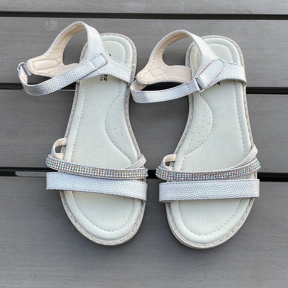Pre-owned Girls embellished sandals size 4